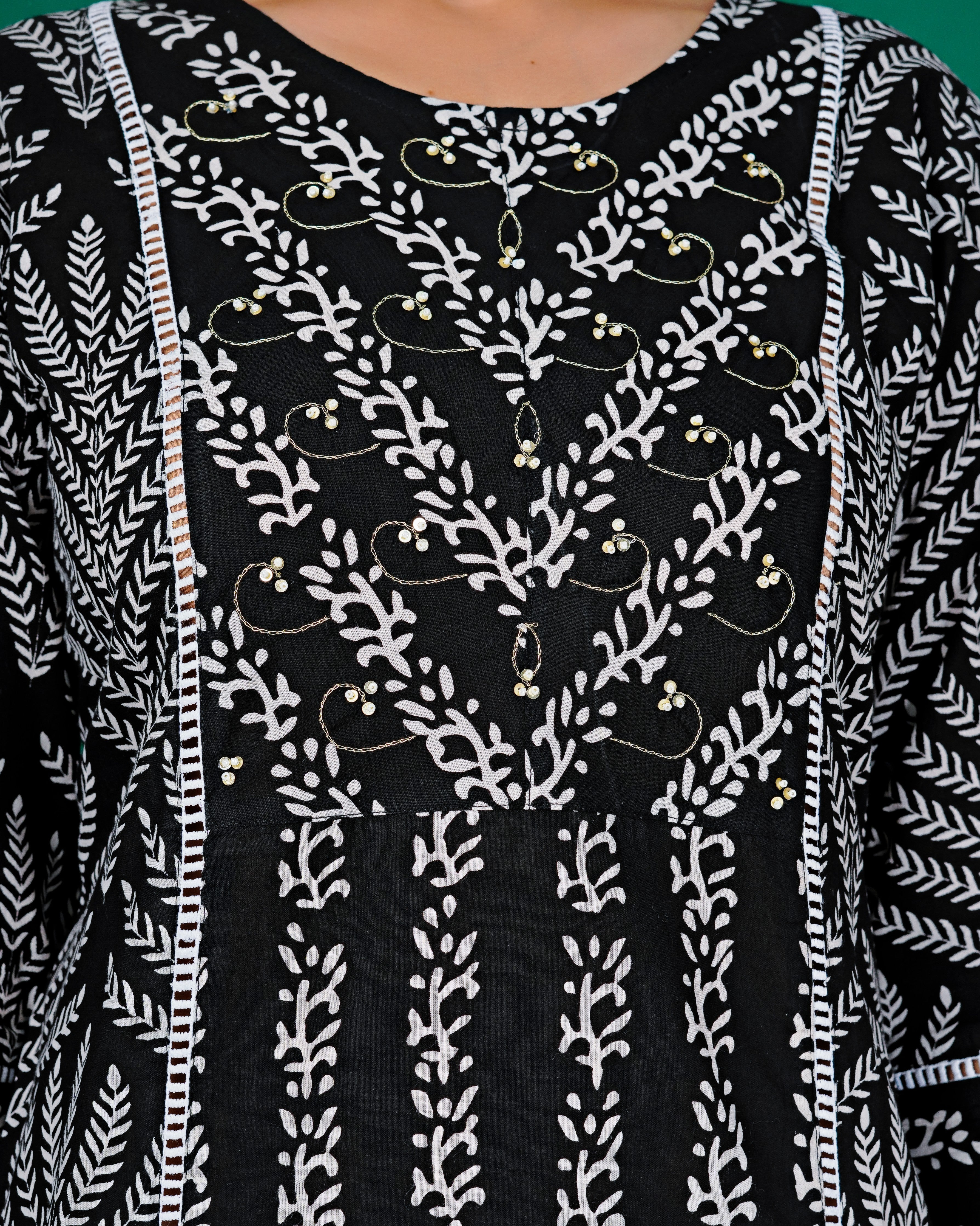 Black Embroidered Ladies Kurta With Floral Motifs