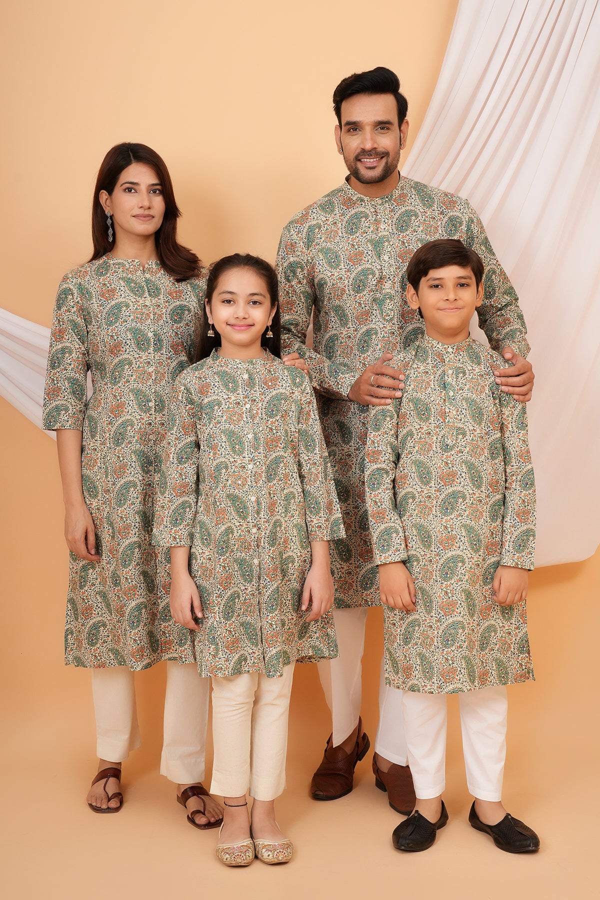 Detailed Traditional Paisley Printed Floral Buti Cotton Kurta For Father-Off-White