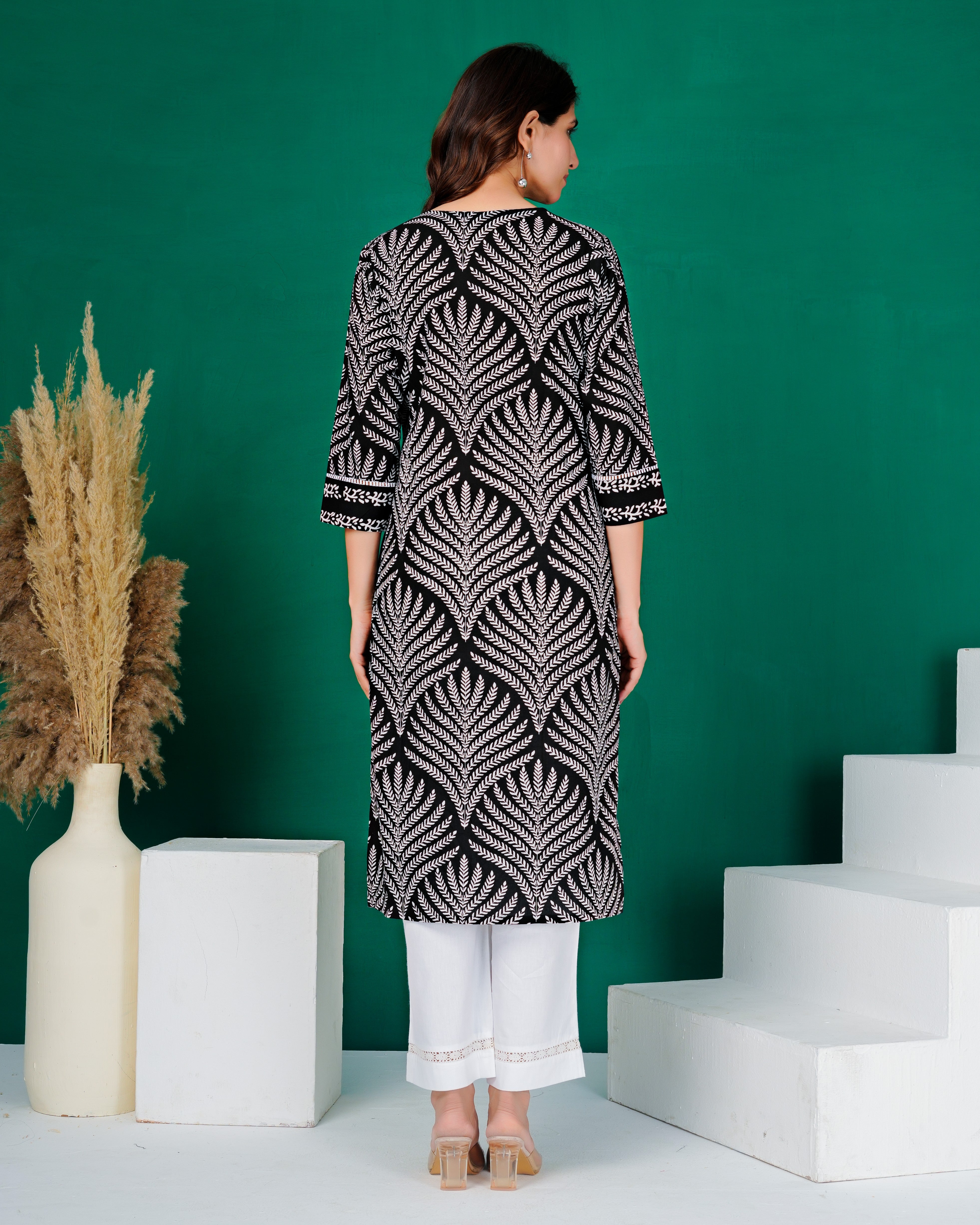 Black Embroidered Ladies Kurta With Floral Motifs