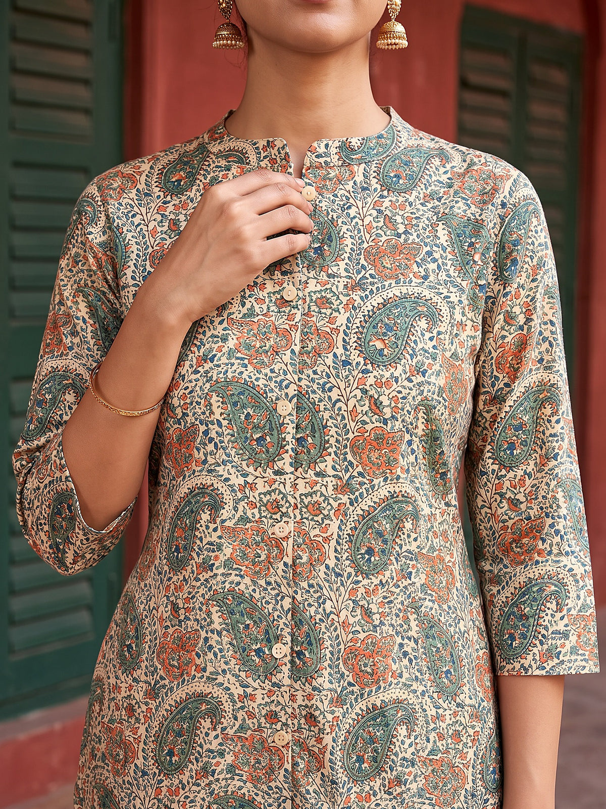 Detailed Traditional Paisley Floral Buti Printed Cotton Kurti for Maa - Green & Off White