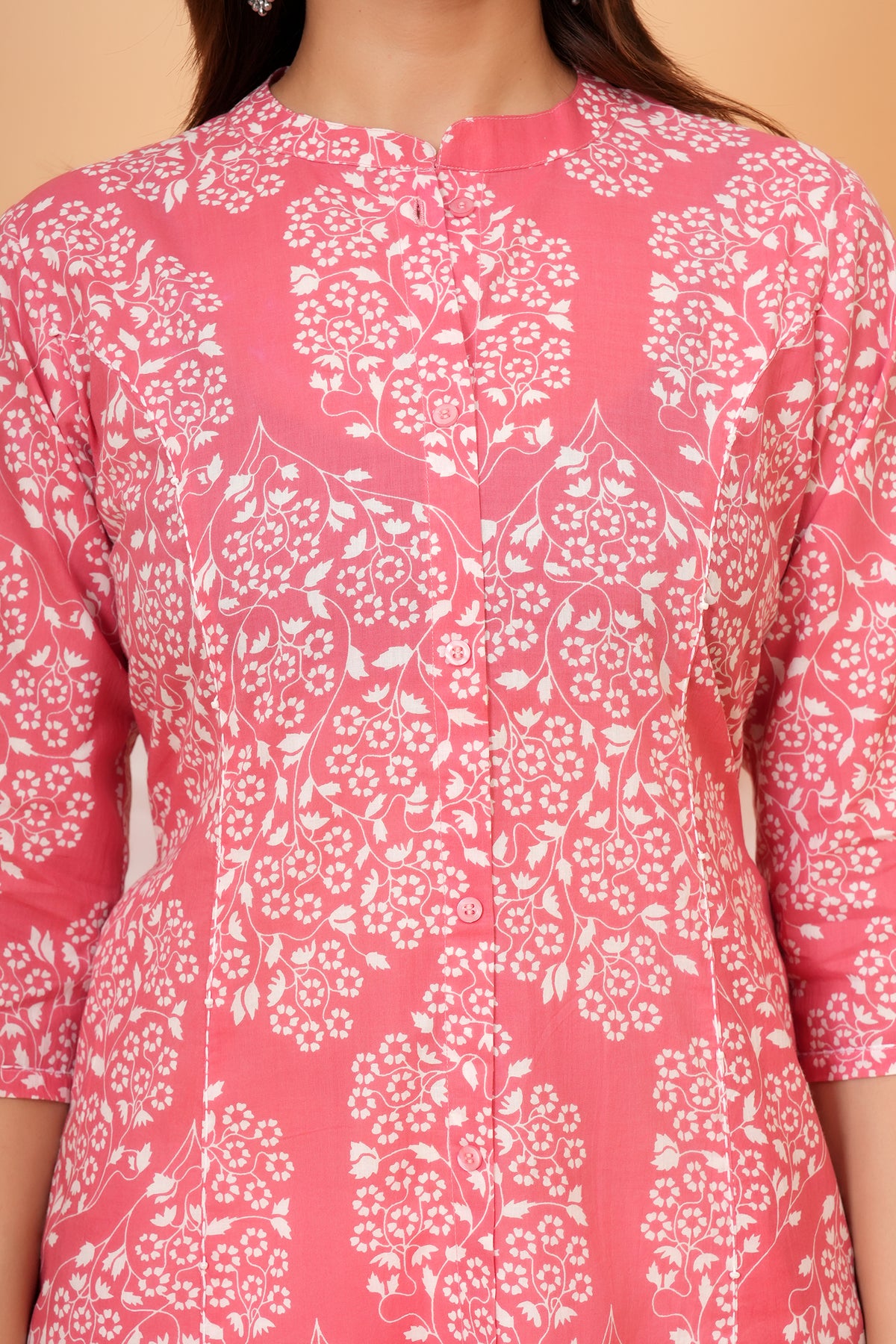 Close-up of the mandarin collar and floral jaal print